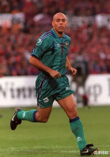 羅納爾多|答球迷：為何當(dāng)年羅納爾多在巴薩只踢了1年就轉(zhuǎn)會(huì)國(guó)米了呢？