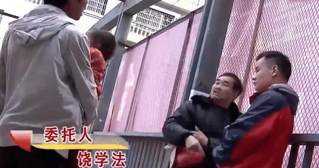 农民工娶漂亮女大学生,生下双胞胎后突然疯掉,岳父:早劝过你不听!