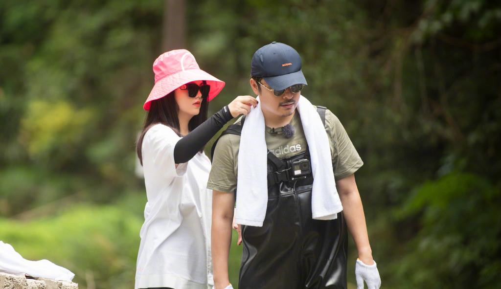 李湘|李湘富婆包袱太重！走机场穿大衣水晶鞋还拎名牌包，回头率真不低