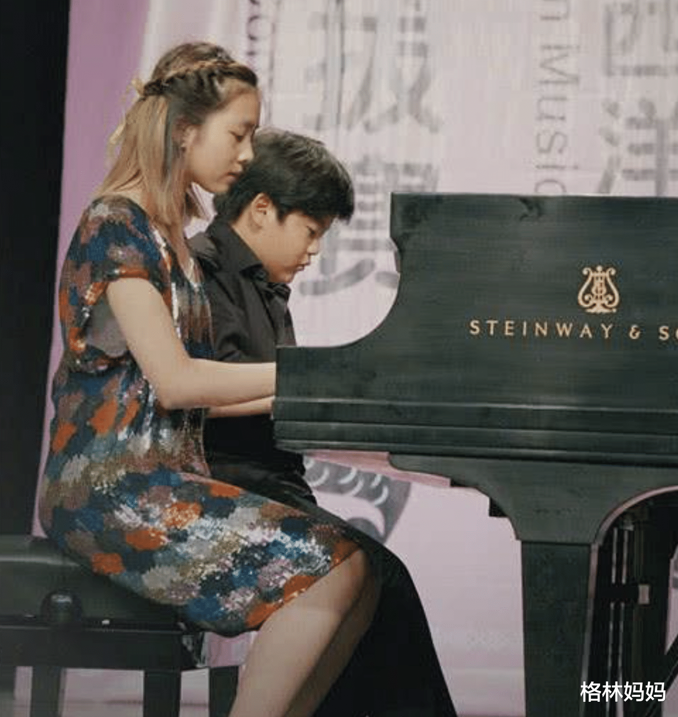 格林妈妈|同样是富养，聚光灯下的黄多多和森碟，一个招黑，一个受赞