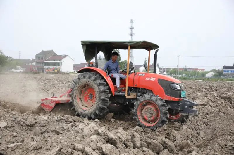 上海奉贤 金汇这个合作社俩人一天种完80亩地，听说现在种粮大户都这么干……