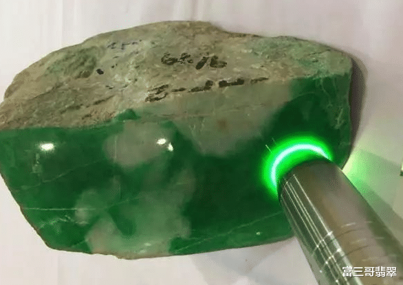 翡翠|新人玩翡翠赌石最容易在这里被忽悠：要买就买表面裂小的？