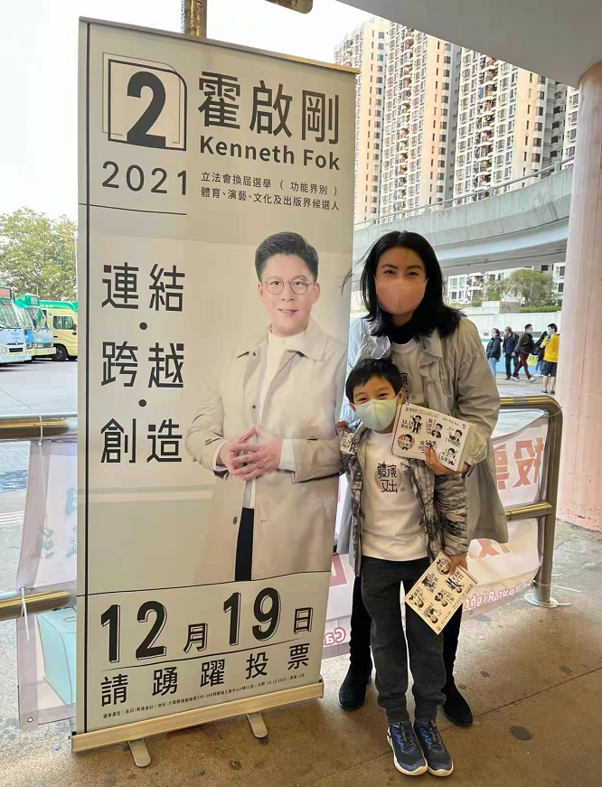 郭晶晶|郭晶晶小叔子罕见现身！穿休闲装上街为哥哥拉选票，帅气不输明星