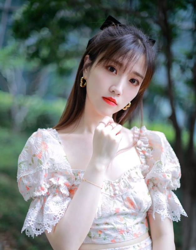 张纯烨|被称为“美腿女神”，肤白貌美，温婉优雅，今30岁颜值身材仍在线