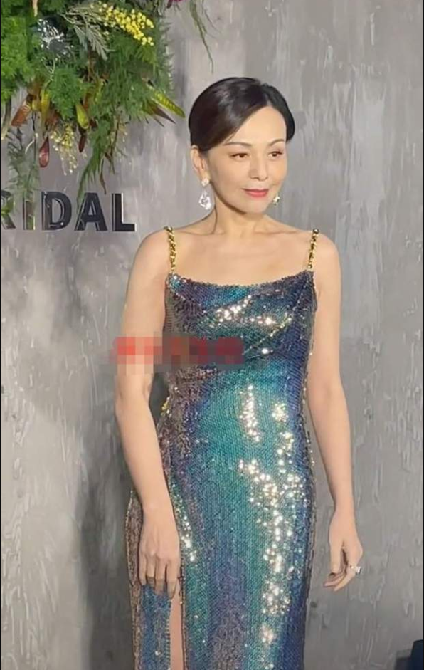 王琳|51岁王琳出席活动好惊艳！穿开衩吊带裙太性感，身材曲线一览无余