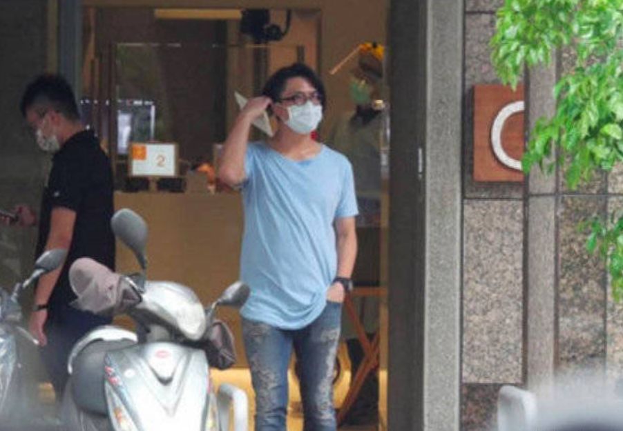 歪妈亲子故事|林依晨庆39岁生日，手捧女儿小脚丫状态极佳，坐好月子真重要