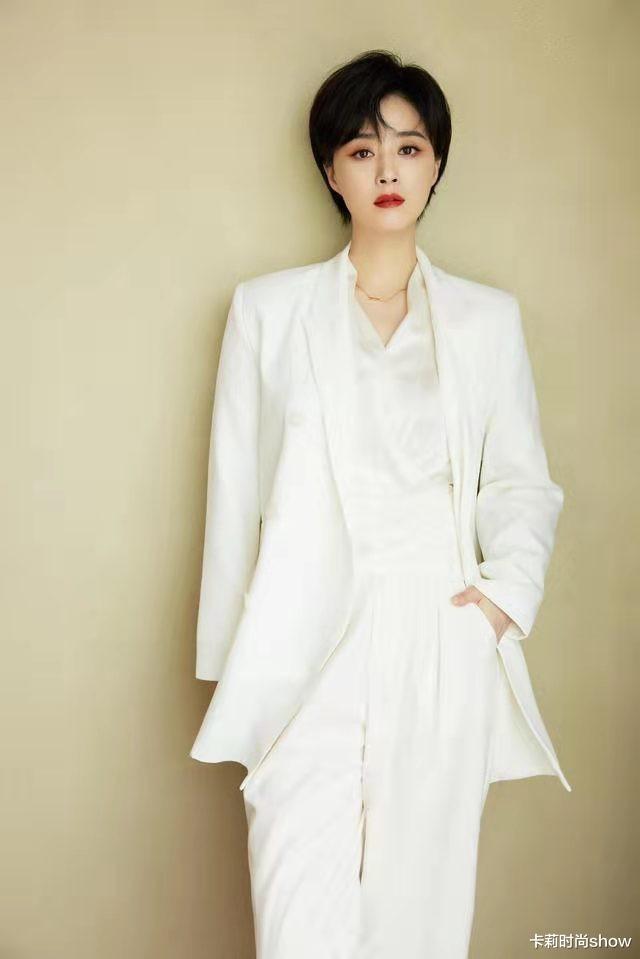 卡莉时尚show|蒋欣私服终于美了，百褶裙配开衫减龄又洋气，“瘦”下来漂亮极了