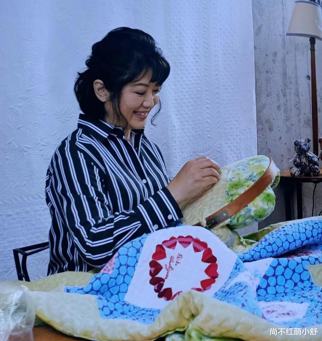 尚不红萌小舒 山口百惠中年发胖也是时髦人，穿衬衫配九分裤，从容优雅老去真美