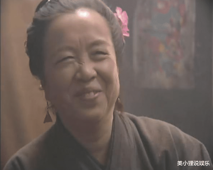 李明启|容嬷嬷年轻时竟是校花，本以为是开玩笑，晒出照片后：比香妃还美