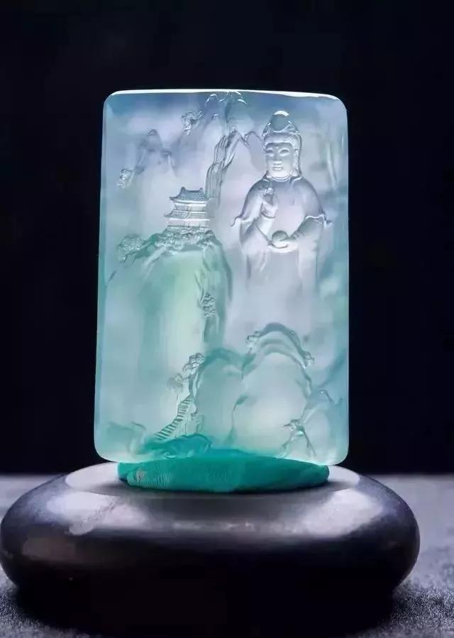 翡翠|翡翠雕件受到热捧，购买时重点考虑设计、做工与俏色巧雕。