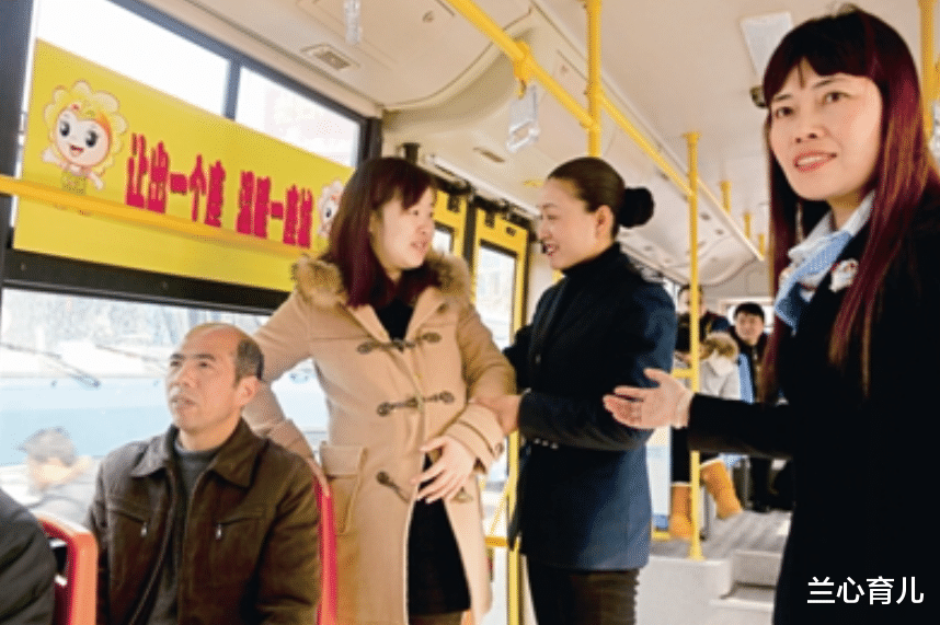 兰心育儿|“孩子早晚要掉”，孕妇不让座引大爷不满，小学生挺身教大爷做人