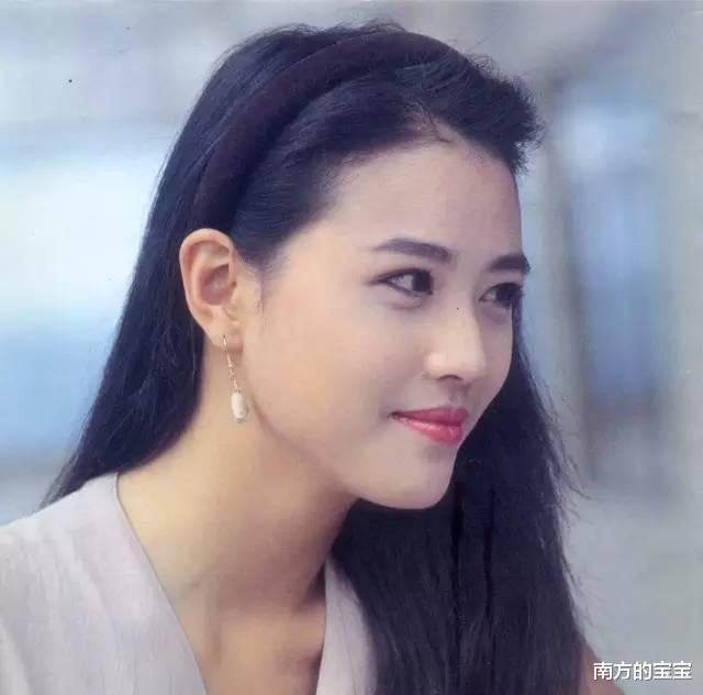 周海媚|55岁周海媚直播被催婚，网友：“女神老了，太可怕了”