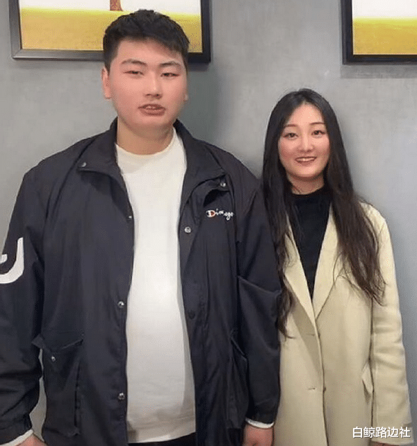 陈亚男|大衣哥儿媳罕下厨！灶台上油渍霉菌太邋遢，陈亚男穿白衣被疑作秀