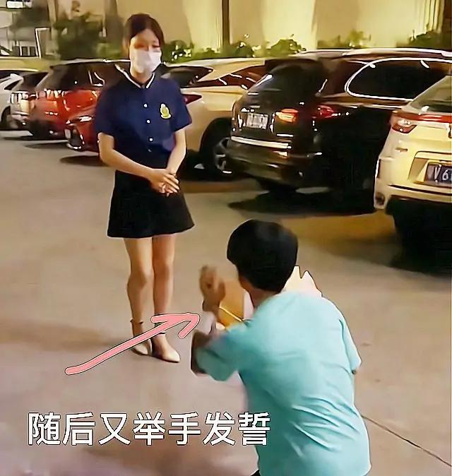 痴情小伙下跪向女技师求爱,被拒后自扇耳光:不介意你的工作