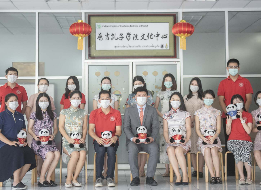女孩|除中国外，全球还有2个国家说中文，即使没学过外语也能正常沟通