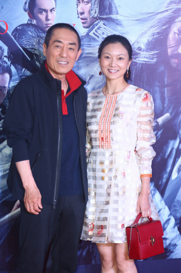 陈婷|张艺谋和妻子同框,31岁年龄差好明显,陈婷穿白裙减龄又贵气