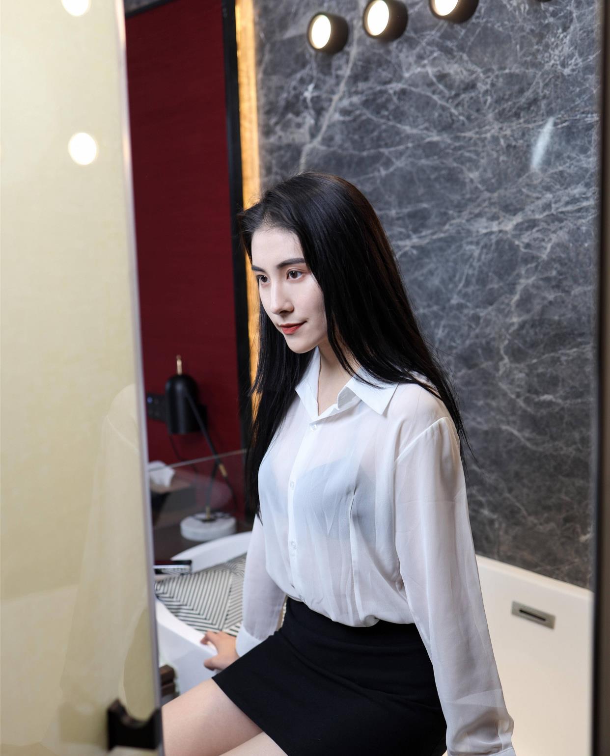 百里守刖|性感又不失女人味！小姐姐包臀短裙搭配高跟凉鞋，女人味十足