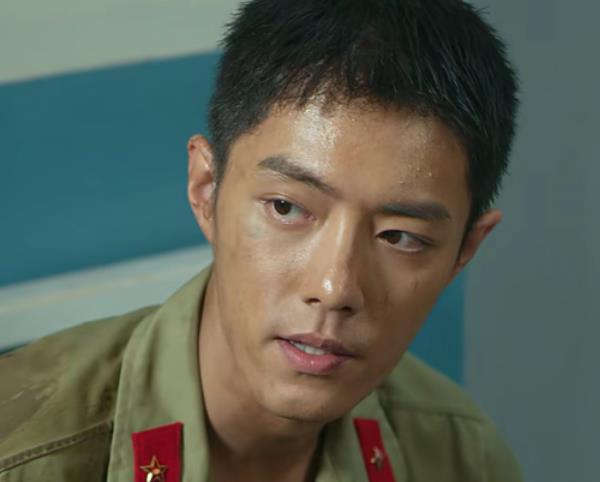 钟楚曦|《王牌部队》钟楚曦素颜很美，而且演得也很好，但设定是一大败笔