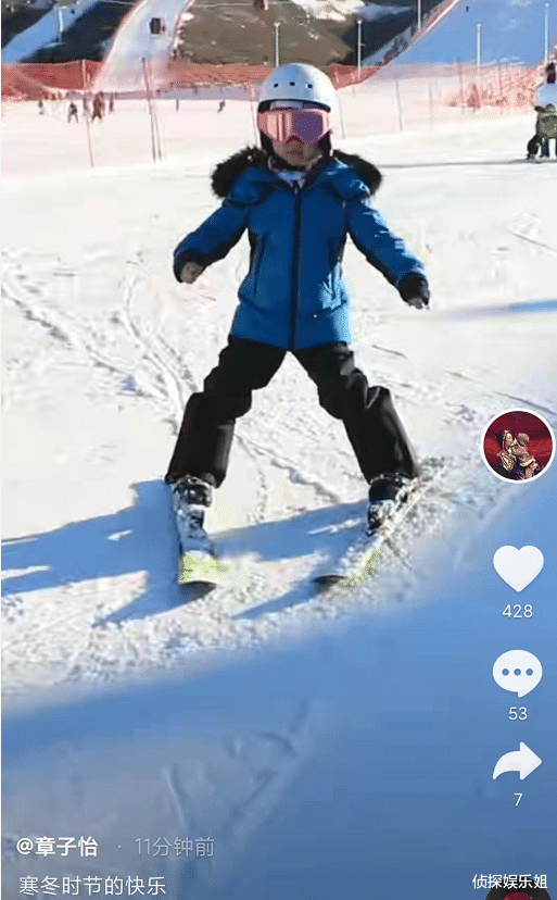 章子怡|章子怡与女儿穿亲子装，5岁醒醒越大越漂亮，母女笑起来一模一样