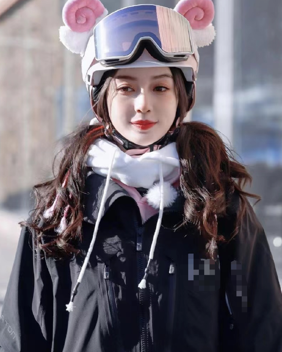 当红女星|baby晒滑雪造型美照 戴羊角头盔保暖又可爱