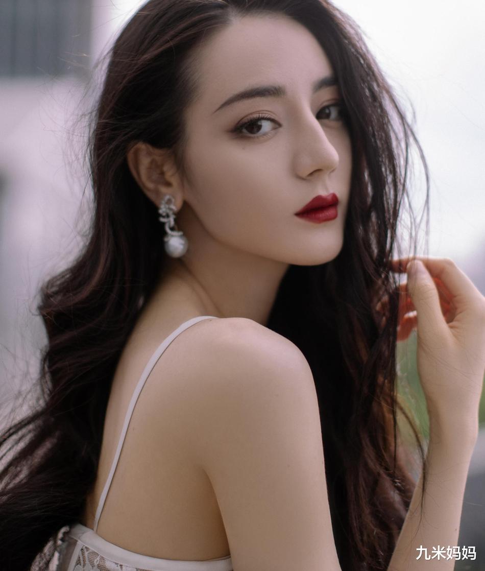 迪丽热巴|迪丽热巴不再捂胸，改走性感路线，穿羽毛透视低胸礼服尽显好身材