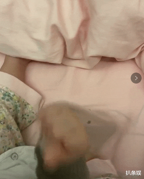 王岳伦|张馨月分享1岁女儿自己脱袜子，林峯甜蜜留言：大脚丫跟爸爸一样