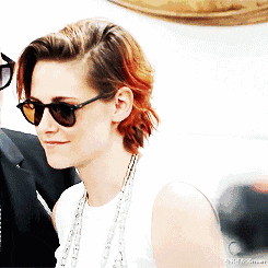 服装搭配师main|她是荧屏女神“暮光女”,剪短发越变越帅,光脚走红毯被赞真性情