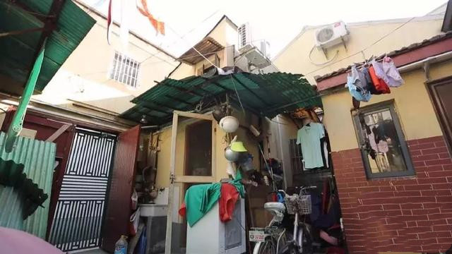 两对夫妻同住11㎡棺材房30年，隔音太差，天天吓得不敢乱动！