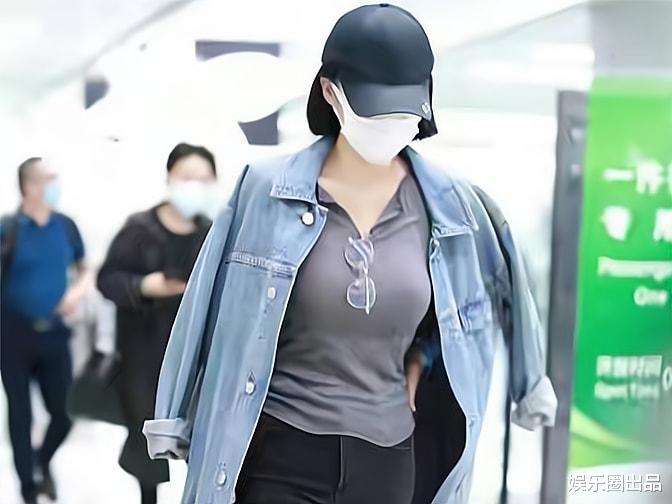 许晴|许晴穿打底衫走机场，被指“巨星气质藏不住”，引起热议