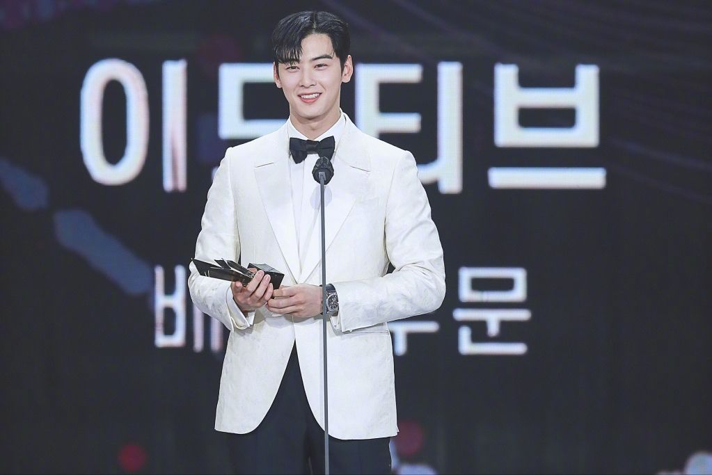 宋智孝|2021AAA颁奖礼：车银优文佳煐合体领奖，宋智孝短发褒贬不一