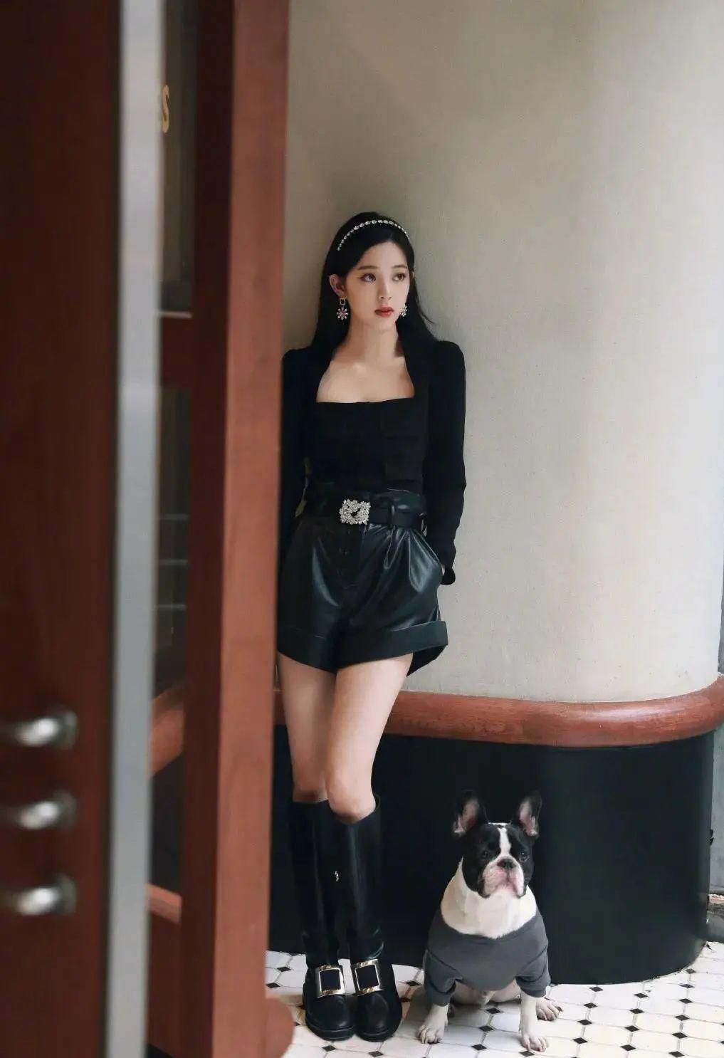 时尚圈的奇葩大喵 娜比掌握什么氛围感密码？凭富家千金风登颜值巅峰，官方教程来了