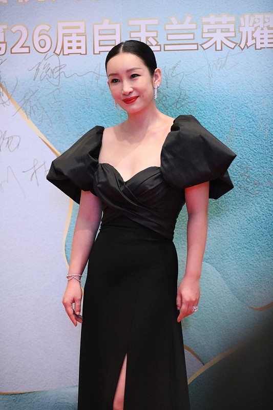 小白爱美搭 秦海璐发型有点贴头皮，黑色长裙也挺显壮，但看着真有气势