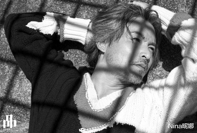 长津湖|“杨过”李铭顺坐镇新剧发布会，穿西装没笑容太严肃，50岁头发花白差点认不出