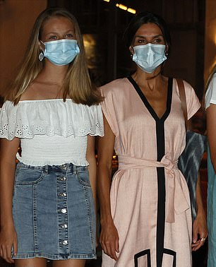 时尚风行派|莱后母女三人晒黑！大公主穿超短裙秀腿，180公分索菲亚成小巨人