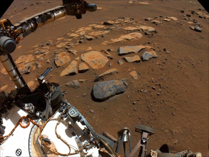 火星车|毅力号拍下真实火星照片，火星车周围岩石随处可见，毫无生机