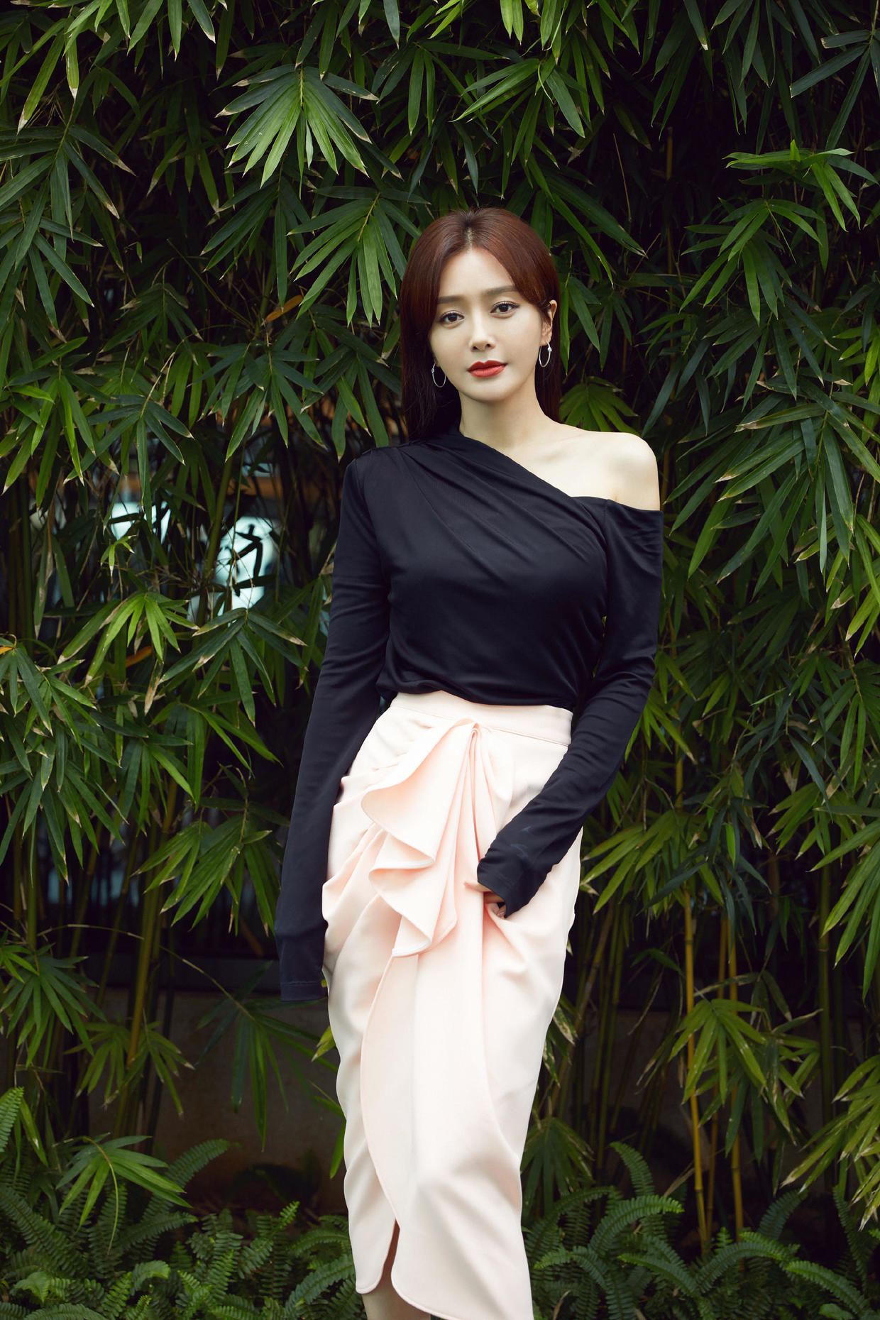 秦岚|秦岚也真放得开，穿透视蕾丝黑裙女人味爆棚，乡村范穿出高级感