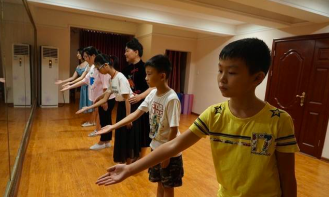 兜妈爱叨叨|头戴王冠，身穿公主裙，“小名媛培训班”引争议：学来何用？