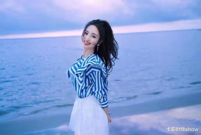 卡莉时尚show 佟丽娅好适合穿蓝色，配上小短裙明艳又不俗气，离婚后美出新高度