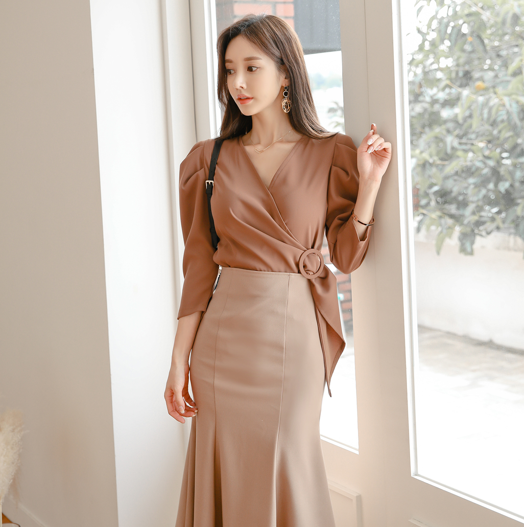 现代女性衣品鉴赏 时尚新品-古铜泛棕玲珑花袖交衩职业裙
