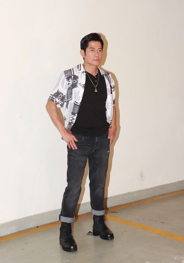 郭富城|56岁郭富城“不服老”，西装造型时髦帅气，和34岁的妻子很般配