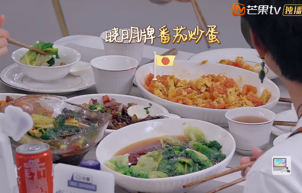 鸡蛋|黄晓明罕见家中做饭！厨房宽敞装修简朴，手法生疏菜品卖相无食欲