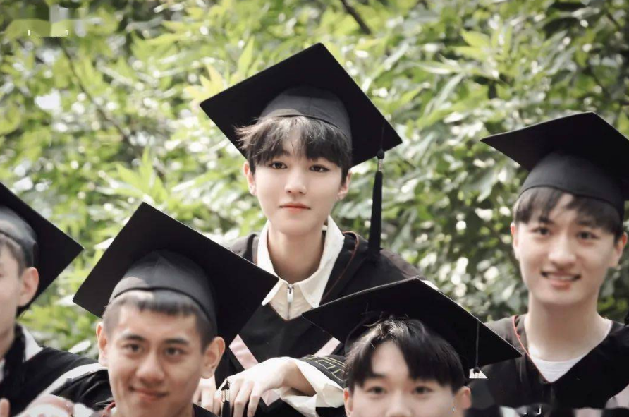 佟丽娅|看到了吗?2021届北影毕业照也是一场小型“鄙视链”