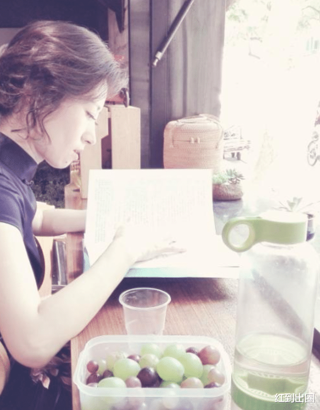 刘敏涛|45岁刘敏涛生图瘦成平板！在海边穿V领裙拍照，露出大片白皙美背