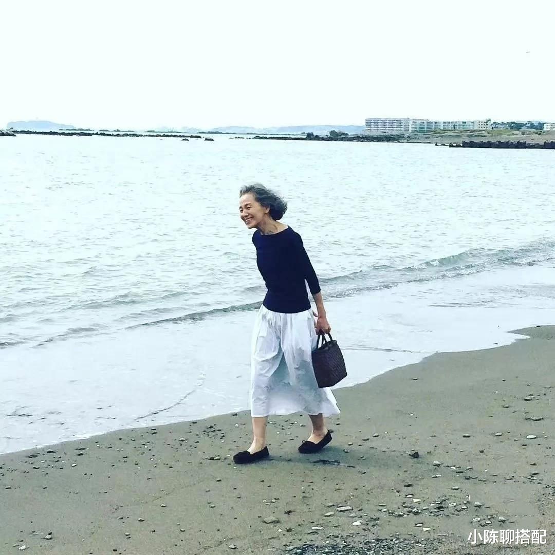 小陈聊搭配|年过70的女性,尽量别穿花一套!瞧日本主妇这样穿,简单好气质
