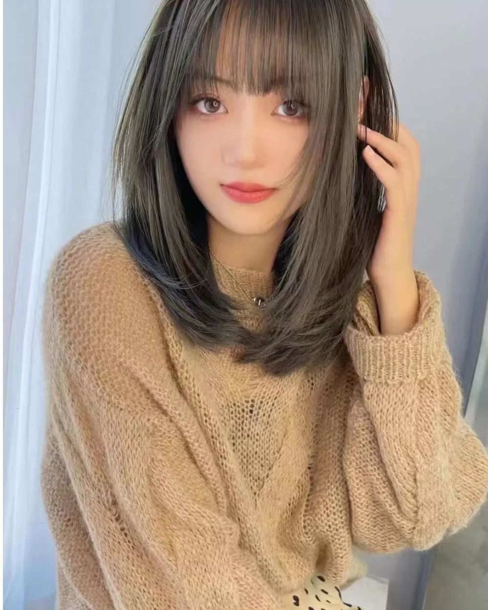 短发 当下最火发型有哪些？个性短发创意染半头烫，时尚出彩很自然