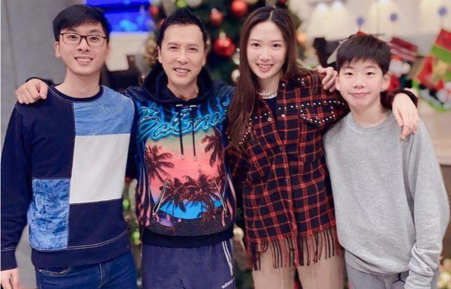 甄子丹|58岁甄子丹携娇妻出席活动！单手搂老婆细腰，脚穿厚底皮鞋比女方矮