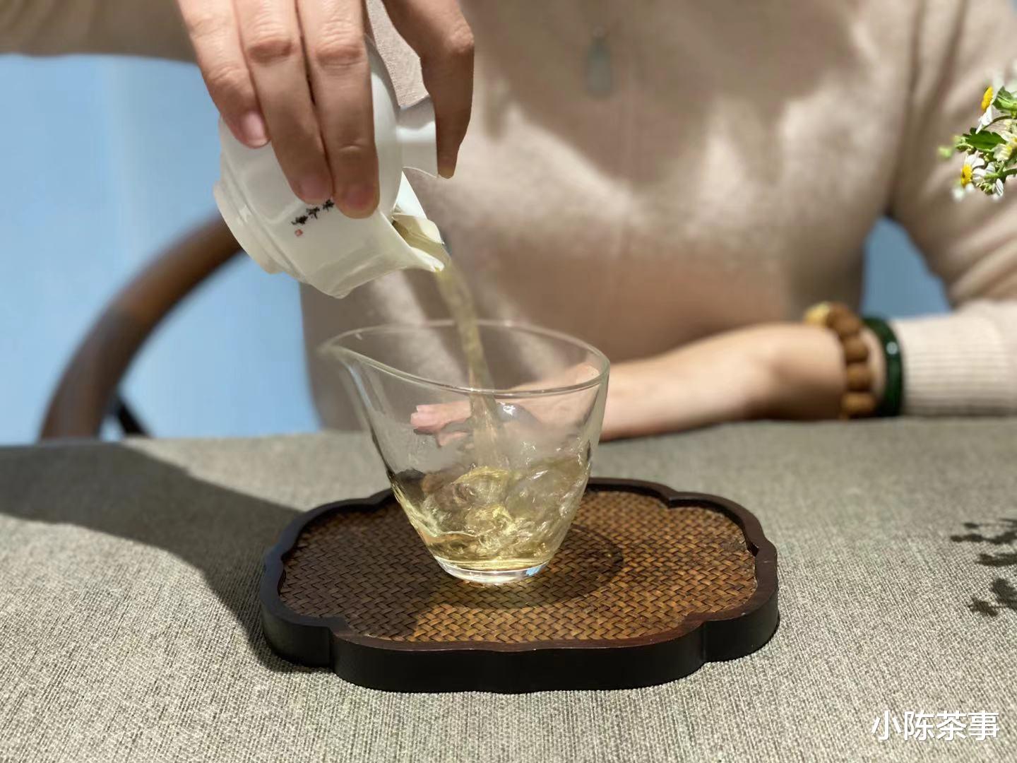 原创|冲泡白茶、红茶、岩茶，用紫砂壶还是盖碗？看3个细节，对号入座