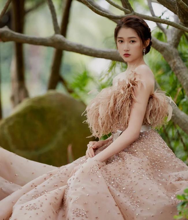 李冰冰|年终红毯:李冰冰熟味逼人,关晓彤总算穿对,倪妮气场大杀四方