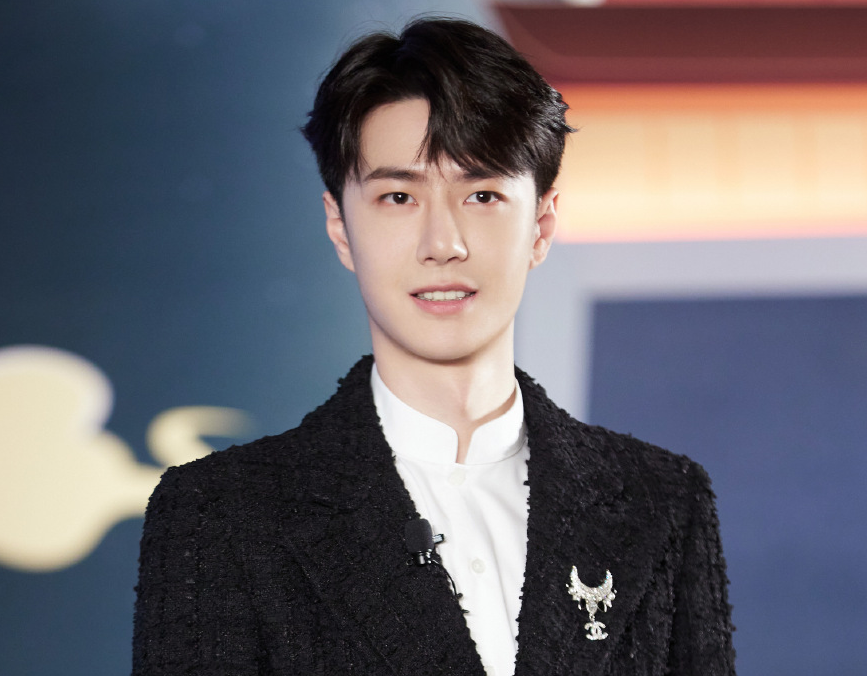 王一博|王一博商场门前玩滑板，炫酷娴熟帅气十足，被赞好酷帅