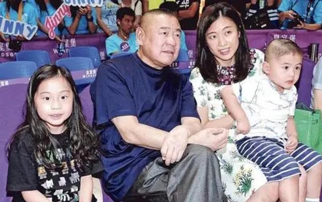 小超侃事|14岁辍学被称“香港神童”，不到30岁身价10亿，47岁猝然离世